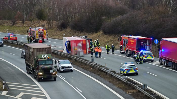A93 gesperrt: Umgekippter Lastwagen blockiert Autobahn