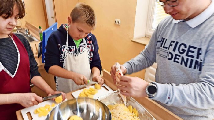 Schule mal anders: Kinder kochen für ihre Gäste