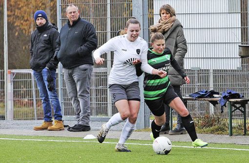 Natalie Fischer (links) musste mit dem FFC Hof eine 0:1-Niederlage gegen die SpVgg Greuther Fürth hinnehmen. Foto: /Maik Schneider