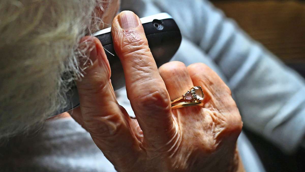 Schockanrufe in Oberfranken: Seniorin übergibt hochwertigen Schmuck an Telefonbetrüger