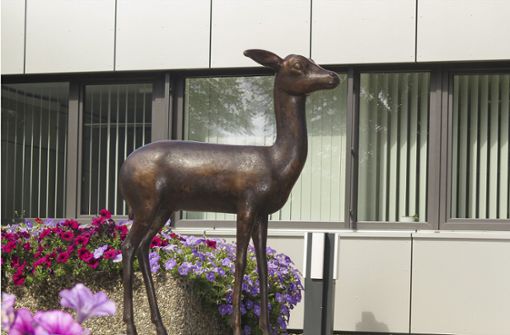 Bronze-Nachguss der Gazelle   nach dem Original-Modell von 1937 vor dem Rehauer Rathaus. Foto: Metzner