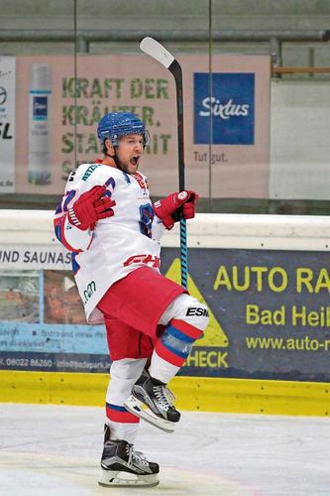 Der Schütze des ersten Pflichtspieltores des VER Selb im neuen Eishockeywinter: Achim Moosberger bejubelt sein 1:0 in Bad Tölz.