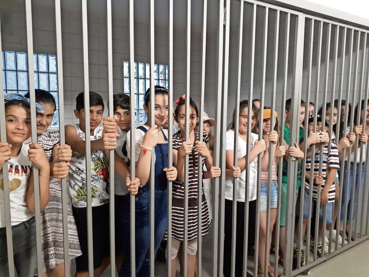 Hinter Gittern: Die echten Insassen der Arrestzelle haben nicht so viel zu lachen wie die Hofer Sophien-Grundschüler.