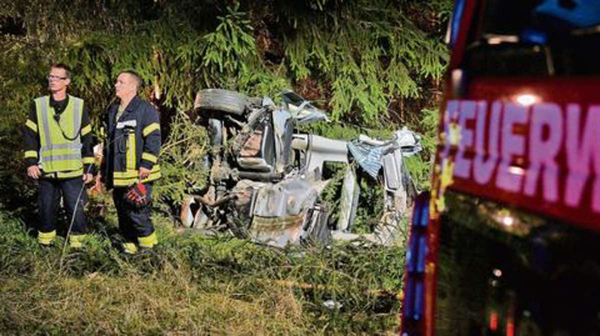 Fichtelgebirge: Fahrer stirbt in völlig zerfetztem Autowrack