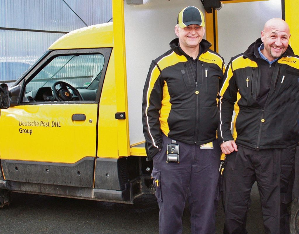 Dieter Schnabel (links) und Cengiz Mücen vom Zustellstützpunkt Hof-Oberkotzau sind überzeugt von den neuen Elektrofahrzeugen.	Foto:Steger Quelle: Unbekannt