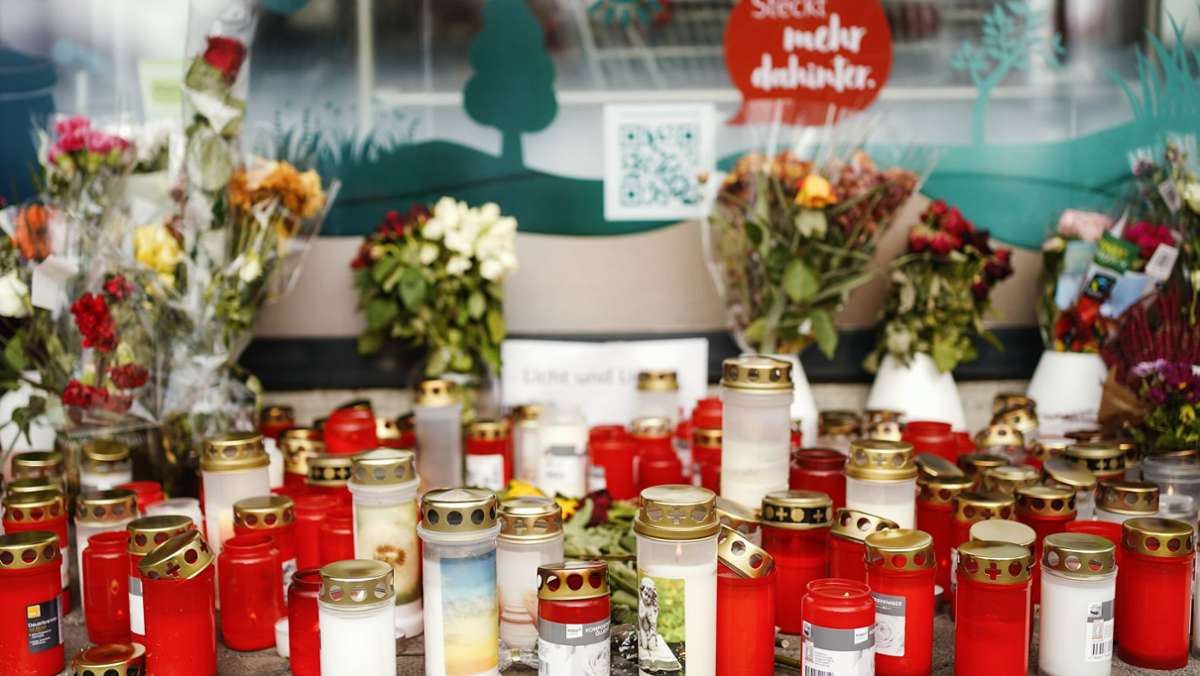 Eine Woche nach Bluttat in Ludwigshafen: Gedenken an Messerangriff  mit zwei Toten - Tatverdächtiger verlegt