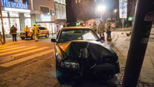 Unfall in der Hofer Altstadt: 28-Jähriger prallt mit Auto gegen Mast