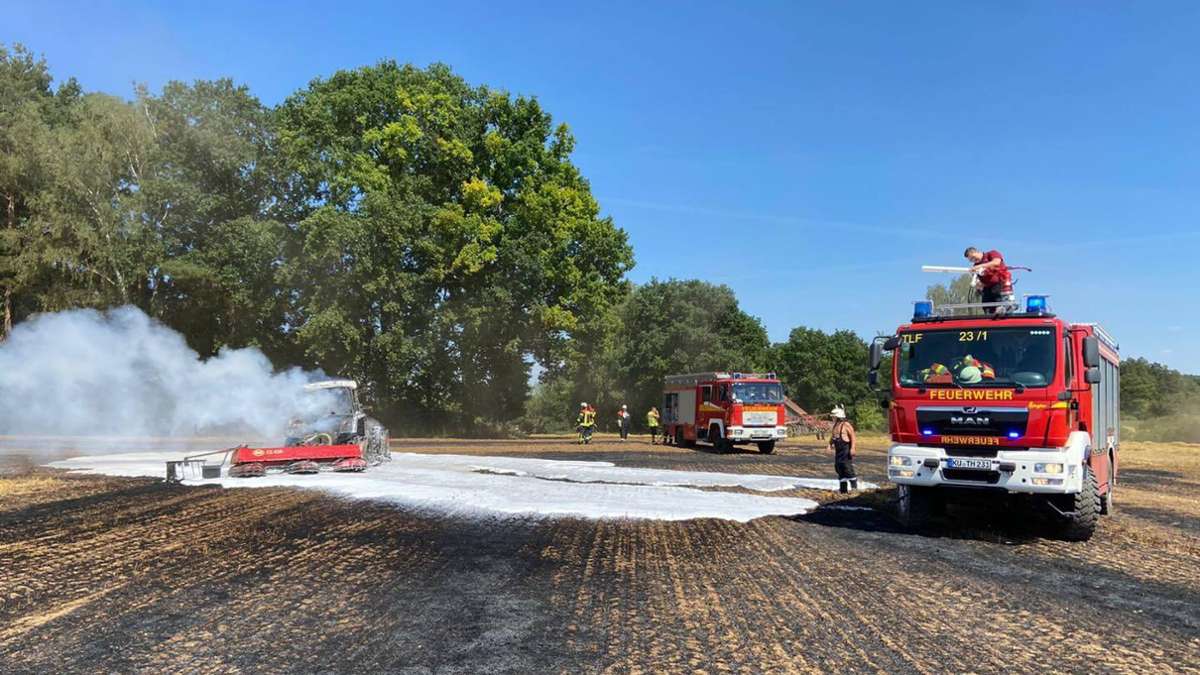 Gleich mehrere Flächenbrände und ein Verkehrsunfall haben die Thurnauer Feuerwehr am Donnerstag in Atem gehalten. Das Foto zeigt einen Einsatz bei Krögelstein. Dort war ein Traktor ausgebrannt. Die Flammen hatten ein Feld und auch den Wald erfasst.