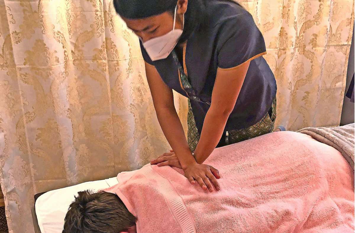 Mit Thai-Massage lassen sich Verspannungen lösen. Apinya Dütz hat die Technik in ihrer Heimat gelernt. Foto: /Katrin Lyda