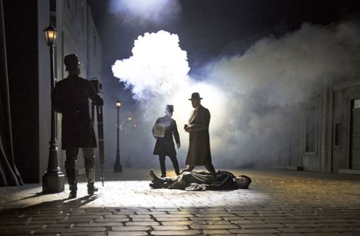 So viel Dunkel: Das Musical „Jack the Ripper“ am Theater Hof verschiebt Grausames in den Schatten und wirft  stattdessen helles Licht auf finstere Gedanken. Foto: Harald Dietz Fotografie