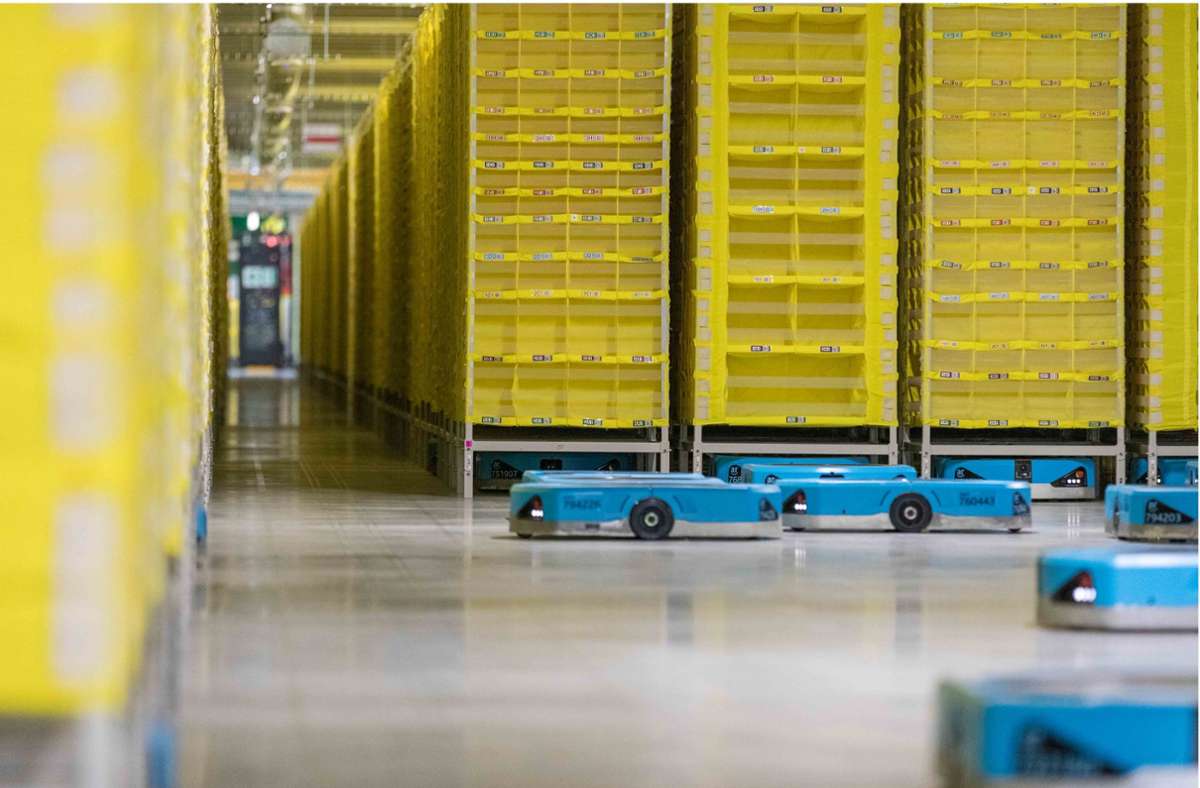 Im 45 000 Quadratmeter umfassenden neuen Logistikzentrum in Gattendorf geht alles vollautomatisch. Kleine Roboter sausen umher und holen die bestellten Waren.