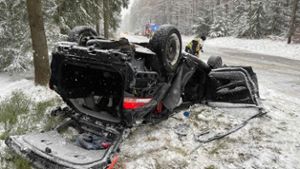 Schwerer Unfall: Auto überschlägt sich