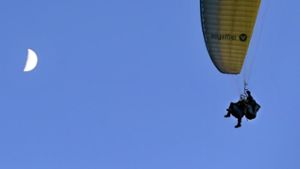 Staffelberg: Gleitschirm-Flieger landet im Baumwipfel