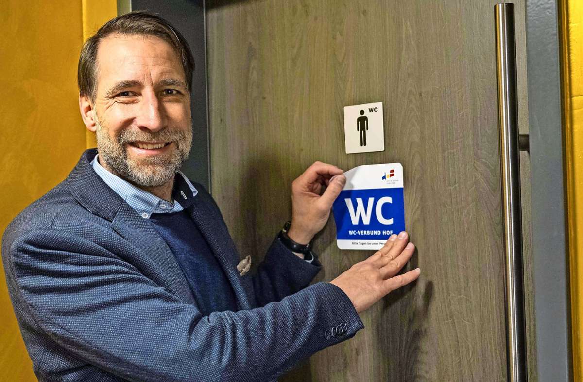 Als CSU-Stadtrat und Kino-Geschäftsführer macht sich Stefan Schmalfuß für den WC-Verbund stark. Er sieht aber auch noch Verbesserungsbedarf beim Netz der öffentlichen  Toiletten in der Hofer Innenstadt. Foto: /Thomas Neumann