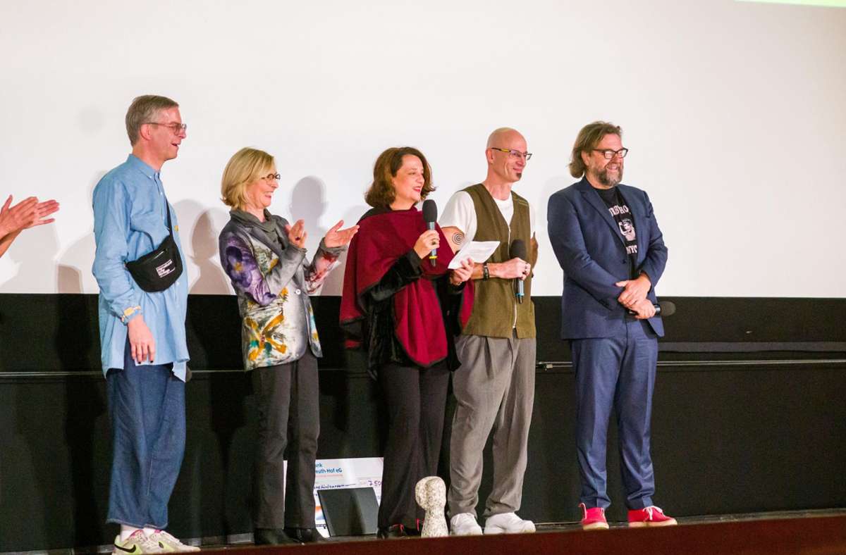 Die Spannung steigt: Thorsten Schaumann  (von links nach rechts) mit Gisela Strunz und den Jurymitgliedern Angelika Antoniou, Günter Schwaiger und Jens Meurer im Scala-Kino bei der Preisverleihung.