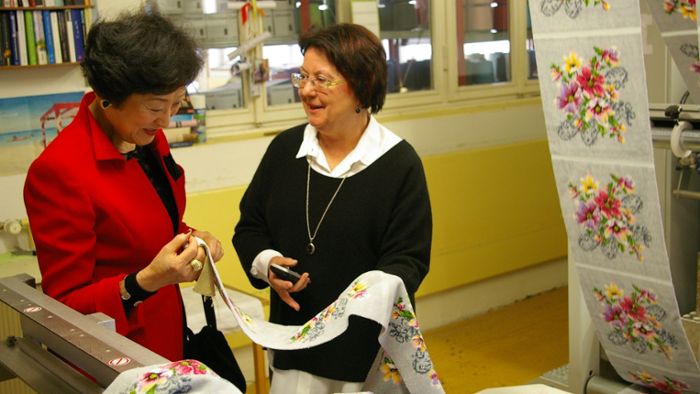 Millionen-Spende aus Japan: Tücher, Eingebungen  und Emotionen