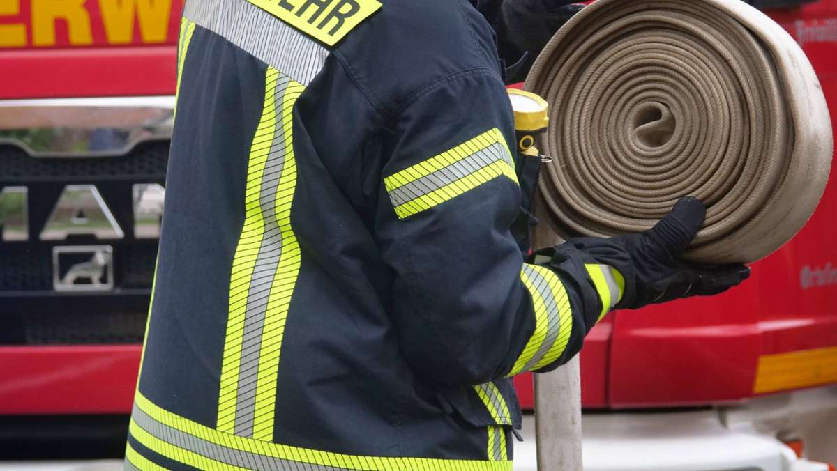 Lagerfeuer verursacht Waldbrand: Feuerwehr muss sich zu Brandort durchsägen