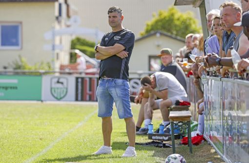 Verzweifelter Blick: Giorgio Arancino hatte am Ende keine Kraft mehr und trat als Trainer beim FC Rehau zurück. Foto: /Michael Ott