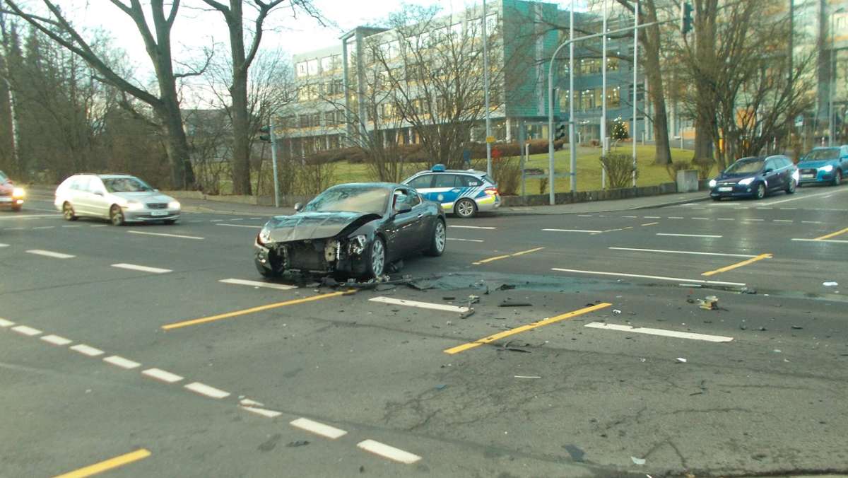 Selb: Crash auf Kreuzung: Maserati rammt Skoda
