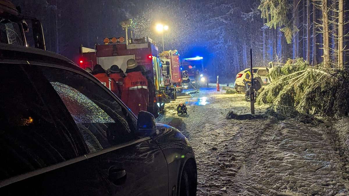 Der Winter ist da: Unfall am Montagabend im Landkreis Hof.