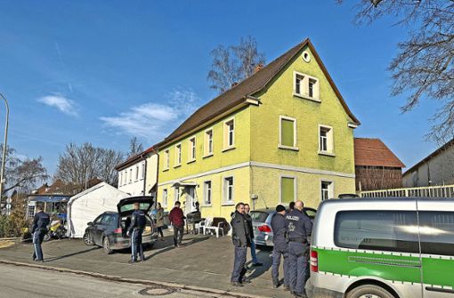 Nach dem Fund der Leiche: Polizisten durchsuchen das Haus einer Wohngemeinschaft im Ortskern von Mainleus. Foto: Melitta Burger