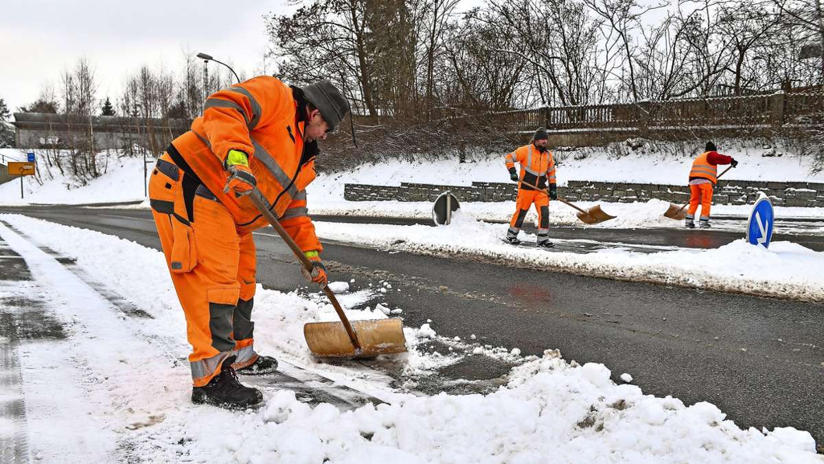 Glatte Straßen: Winterdienst ist schwer beschäftigt