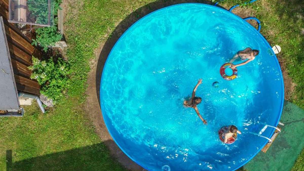 Kirchenlamitz: Fichtelgebirge: 12.000 Liter Wasser laufen aus - Unbekannter schlitzt Swimmingpool auf