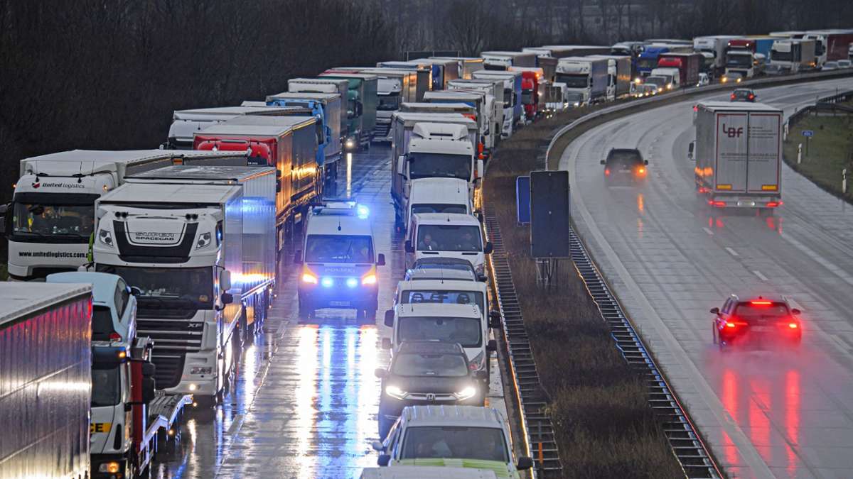 Auf der Autobahn: Menschen harren stundenlang in der Kälte aus