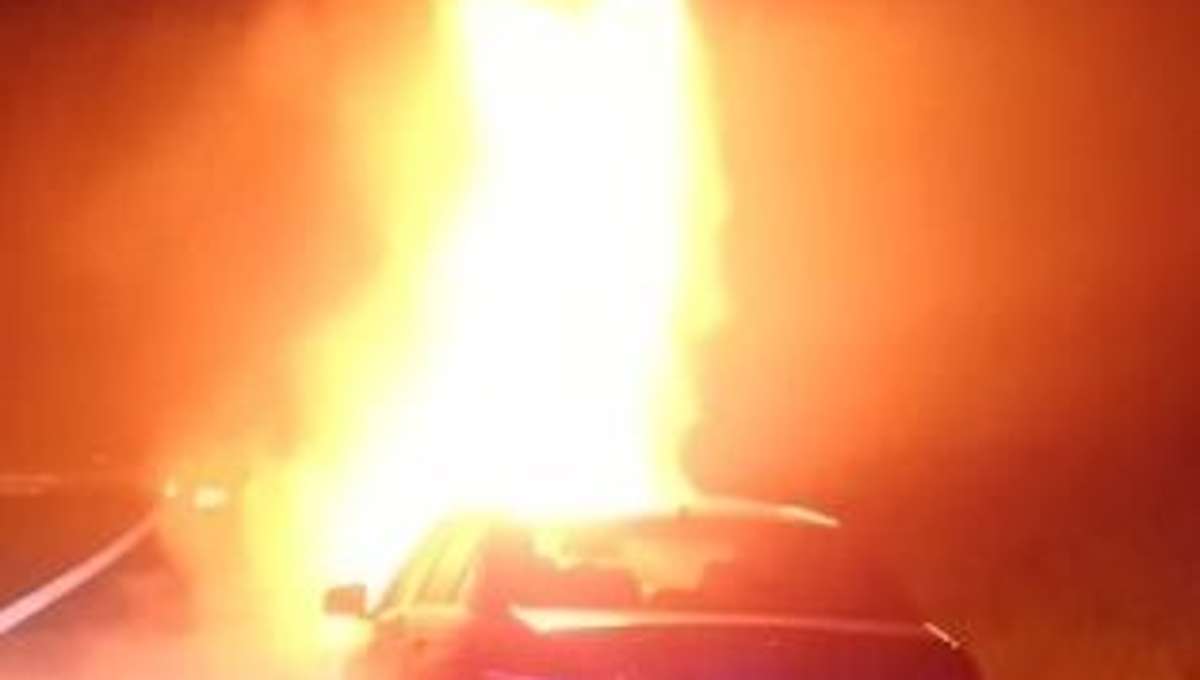 Aus der Region: A9 gesperrt: Auto fängt während der Fahrt Feuer
