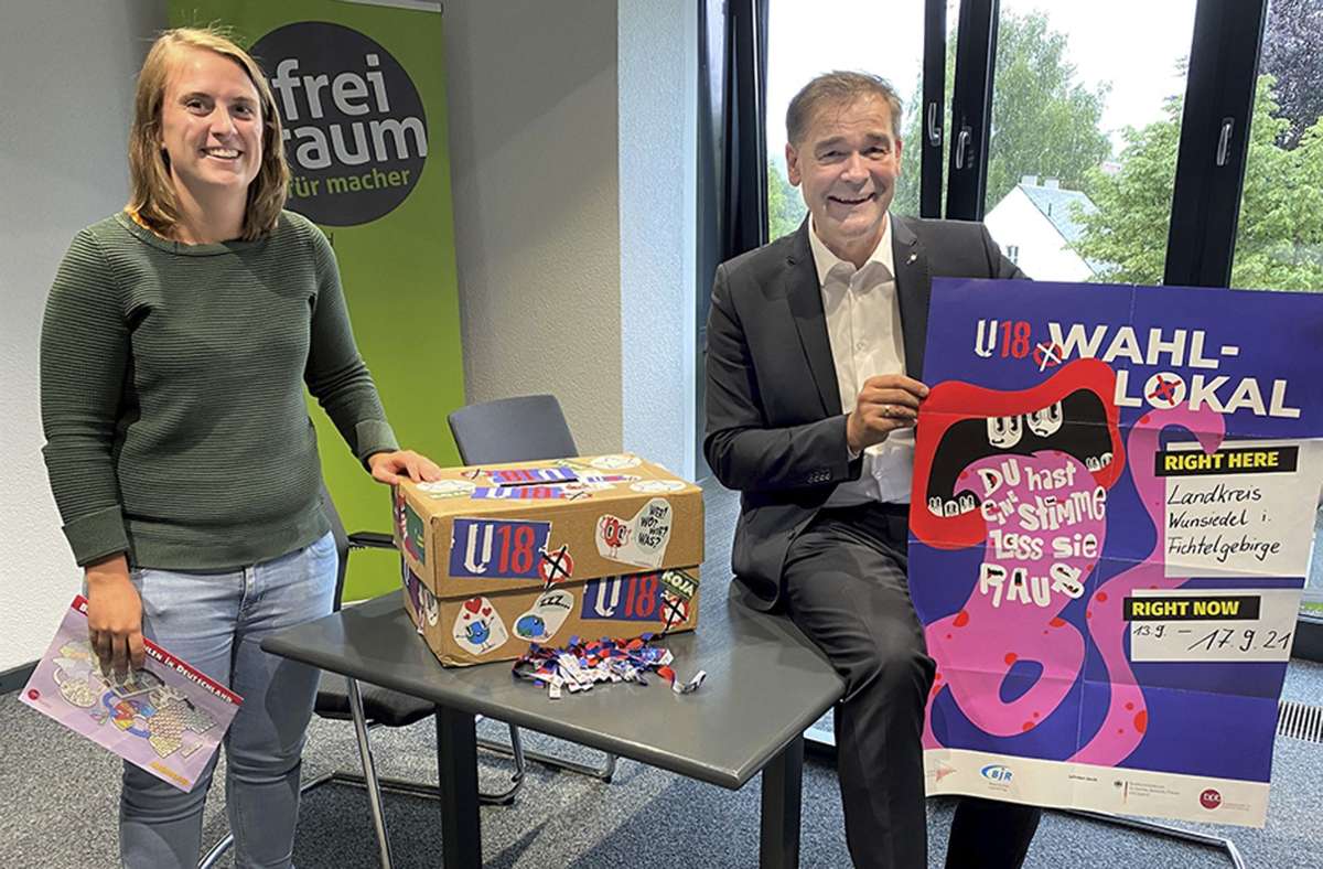 Svenja Fassbinder und Landrat Peter Berek machen Werbung für die U 18-Wahl für Kinder und Jugendliche. Foto: Landratsamt Wunsiedel