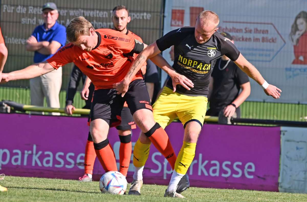 Thomas Mallik (links) feiert mit dem FC Trogen einen 3:0-Heimerfolg gegen den SV Poppenreuth mit  Jiri Kopriva – und setzt sich damit an die Spitze der Bezirksliga.