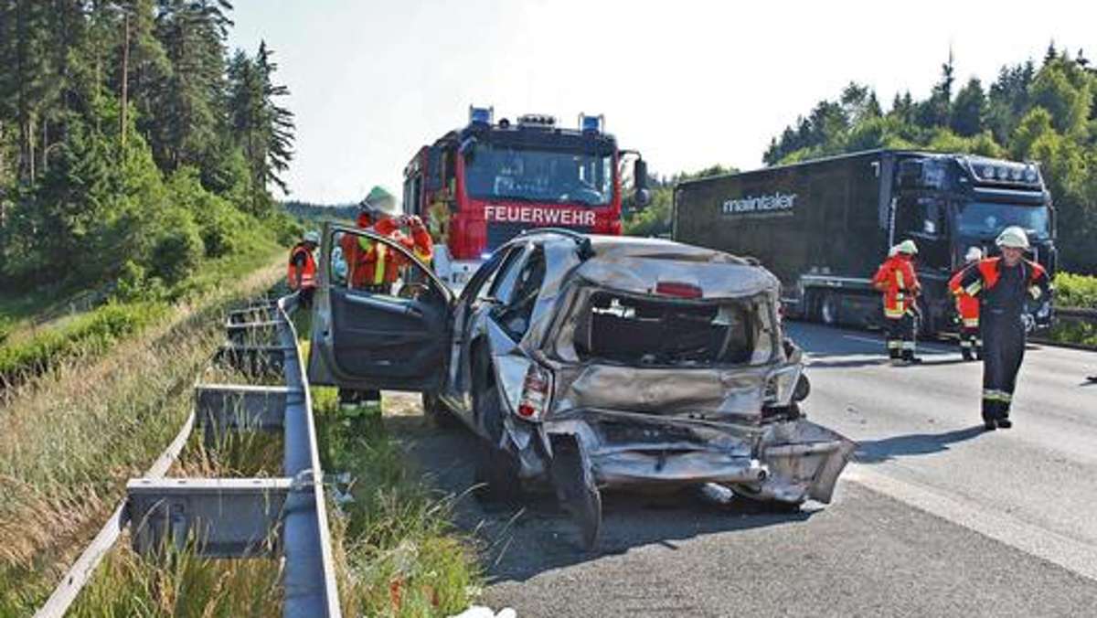 Münchberg: Lkw rammt ungesichertes Pannenfahrzeug - zwei Schwerverletzte