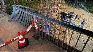 Mit 160 durch Helmbrechts: Autofahrer stürzt auf Flucht vor Polizei von der Brücke