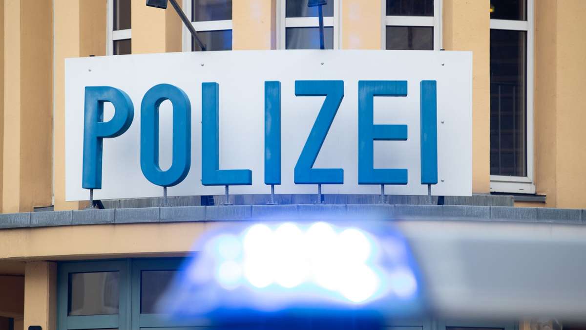 Tirschenreuth: Mann verletzt auf Polizeiwache zwei Beamte