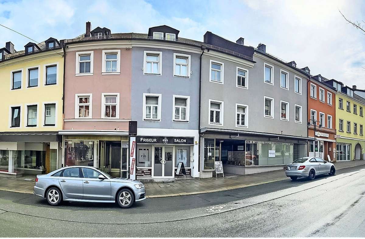 Ensemble mit Lücke: Die Ludwigstraße 65 (rotes Haus) bis 71 (graues Haus rechts) haben einen neuen Eigentümer  – mit Ausnahme des Mittelgebäudes mit Friseursalon, hier gehört nur das Hinterhaus zum Komplex. Foto: /Thomas Neumann