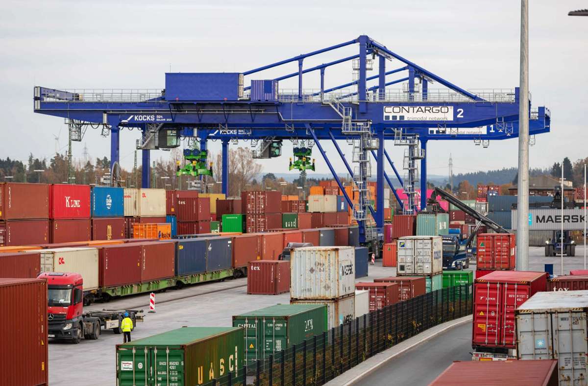 4000 Container pro Monat  verladen die beiden 27 Meter hohen Portalkräne am Hofer Güterverkehrszentrum – es hatten eigentlich viel mehr werden sollen. Foto: /Thomas Neumann