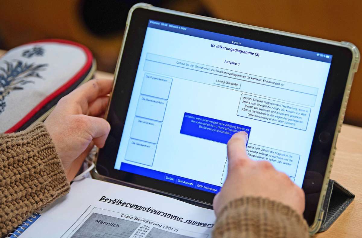 An einem iPad können die Schülerinnen und Schüler in Waldershof ab dem kommenden Schuljahr lernen. Foto: dpa//Sebastian Kahnert
