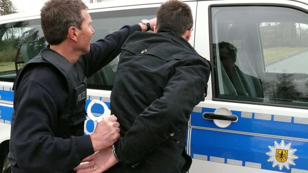 Hof/Berg: 120 Uhren und 30 Elektrogeräte in Auto: Beifahrer greift Polizisten an