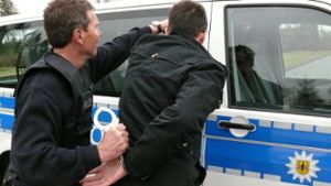 120 Uhren und 30 Elektrogeräte in Auto: Beifahrer greift Polizisten an