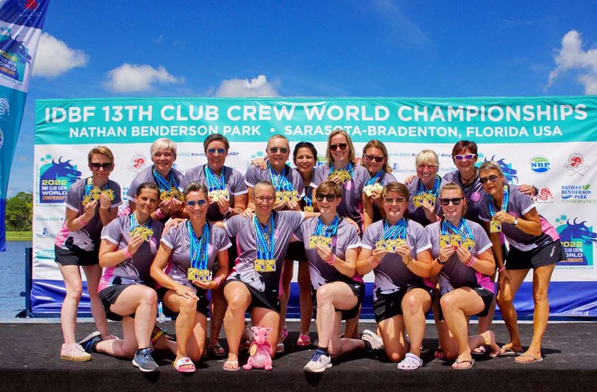 Dreifache Weltmeisterinnen: Die Pink Dragonistas mit Alissa Ritter (knieend, Dritte von rechts) hatten bei  den 13. World-Club-Crew-Championships in  Sarasota/Florida über die 200-, 500- und 2000-Meter-Distanzen  die Nase vorn.