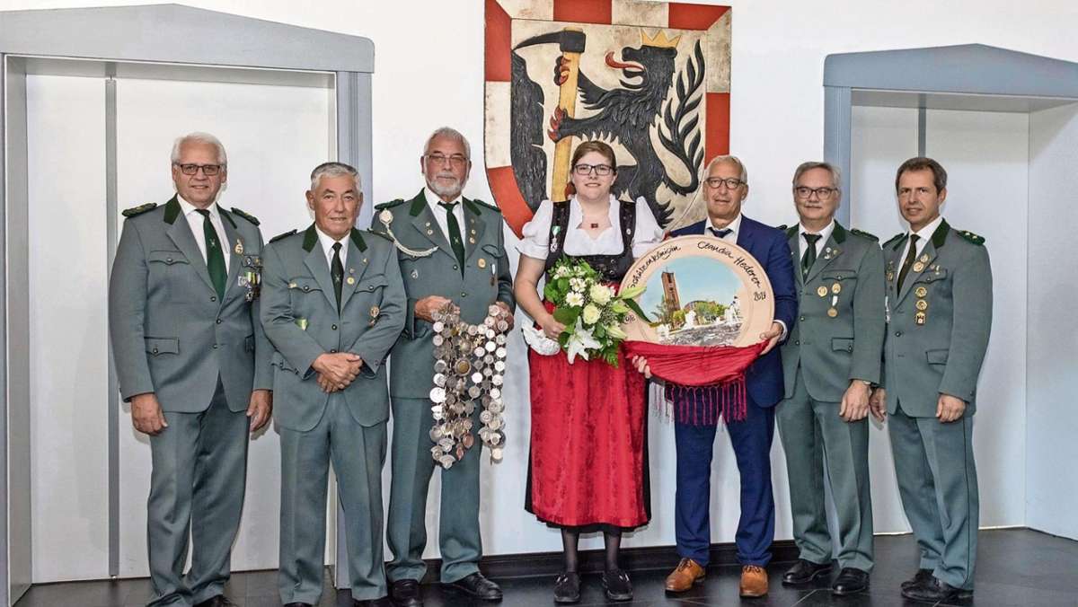 Arzberg: Claudia Hederer gibt im Rathaus die Königskette zurück
