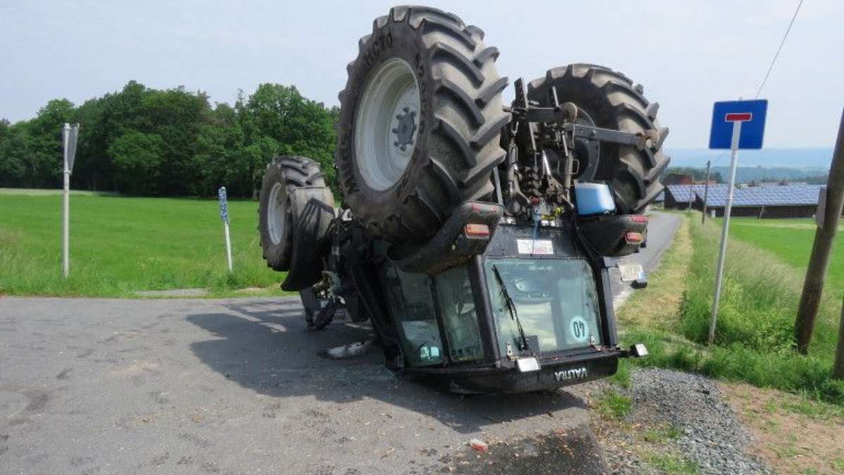 Von BMW gerammt: Traktor überschlägt sich - junger Fahrer verletzt