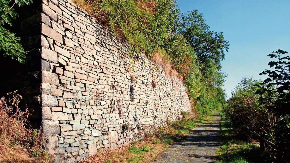 Oberkotzau: Granitmauer verliert schon Steine