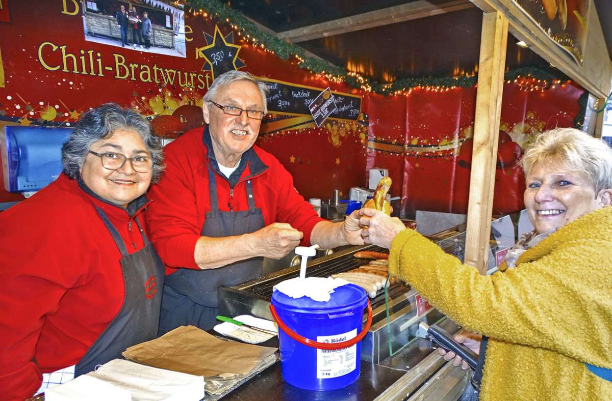 Ohne Bratwürste geht nichts auf dem Hofer Weihnachtsmarkt – das wissen Doris Beltran und Günter Völkel (von links) genauso gut wie ihre Kundinnen und Kunden. Foto: Köhler
