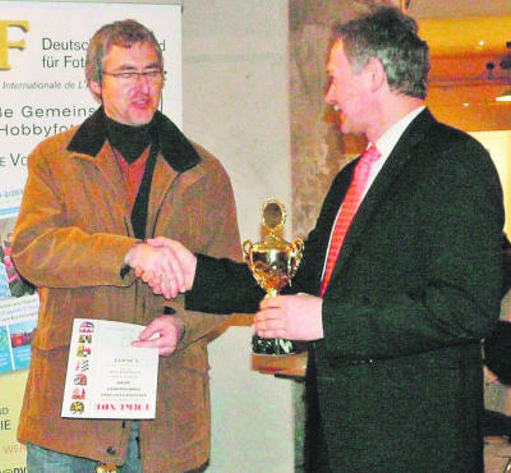 Glückwünsche zur oberfränkischen Bezirksmeisterschaft überbrachte Landrat Dr. Karl Döhler (rechts) dem Vorsitzenden des Fotoklubs Selb, Dr. Dieter Braun. Foto:  