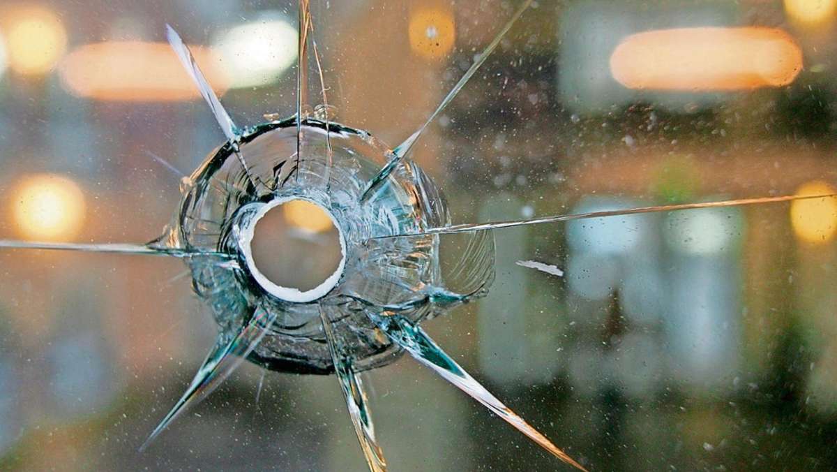 Hof: Unbekannter schießt mit stählerner Kugel