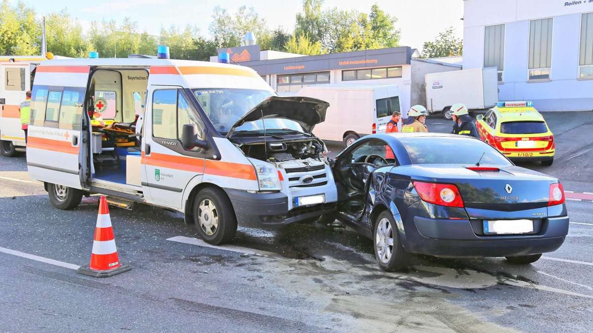 Hof: Hof: Schwerer Unfall mit Krankenwagen