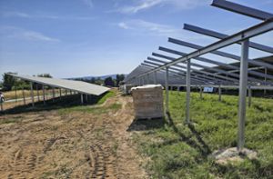 In der Nähe der Firma Houdek im Arzberger Norden baut die Firma Eon derzeit eine große Photovoltaikanlage. Manche Stadträte sind der Ansicht, dass keine weiteren Felder mehr für Freiflächenanlagen „geopfert“ werden sollten. Foto: Christl Schemm
