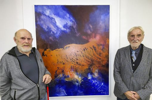 Zwei Rehauer Kulturpreisträger im Kunsthaus Rehau: der Maler Roland Lein (links) und der Journalist Gerald Sammet. Foto: Annie Sziegoleit