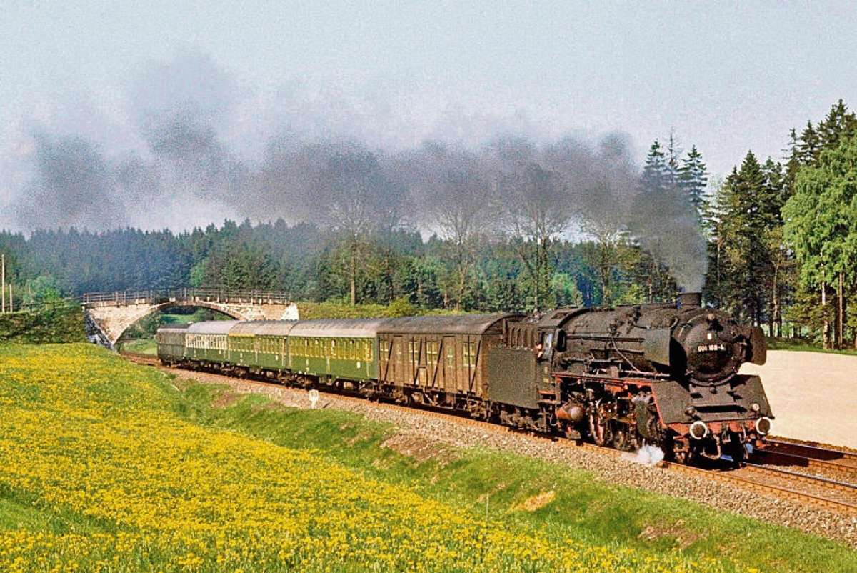Eisenbahnromantik, die im Mai 1971 noch Alltag war: Die Lok 01 168 zieht einen Eilzug zwischen Stammbach und Münchberg. Foto: Udo Paulitz